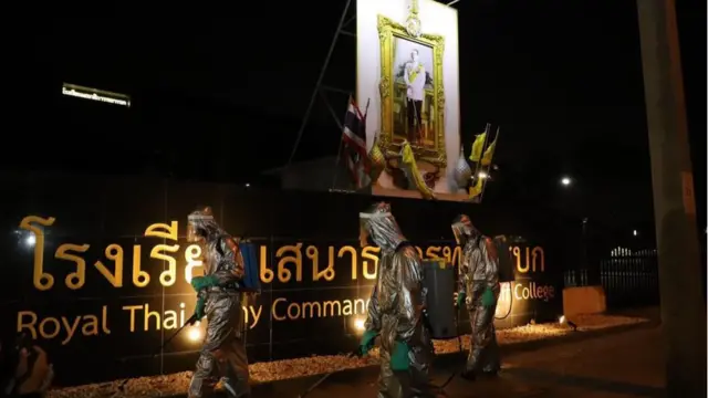 กำลังพลกองทัพบกเข้าปฏิบัติการล้างสิ่งปนเปื้อนและพ่นยาฆ่าเชื้อโควิด-19 ในช่วงกลางคืน ตามคำสั่ง ผบ.ทบ.