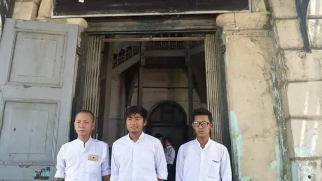 မဟာဗန္ဓုလပန်းခြံမှာ ခွင့်ပြုချက်မရဘဲ ငြိမ်းချမ်းရေးကဗျာရွတ်လို့ ပြစ်ဒဏ်ချခံရ