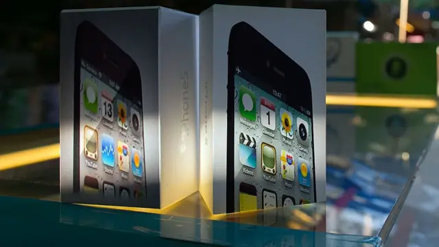 mercado en Birmania con teléfonos falsificados