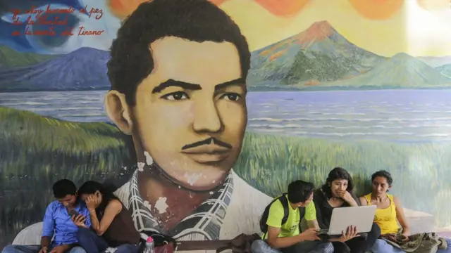Mural con la imagen de Rigoberto López Pérez