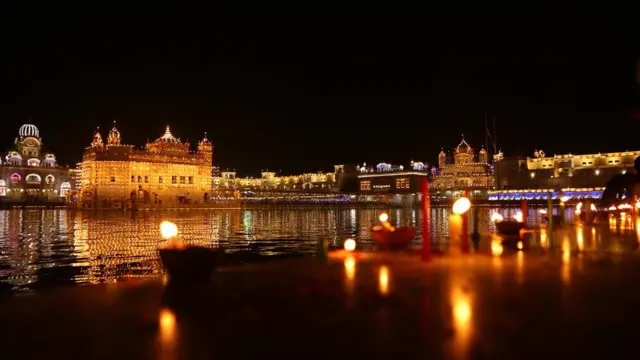 मेणबत्त्या आणि हाताने बनवलेल्या पणत्या