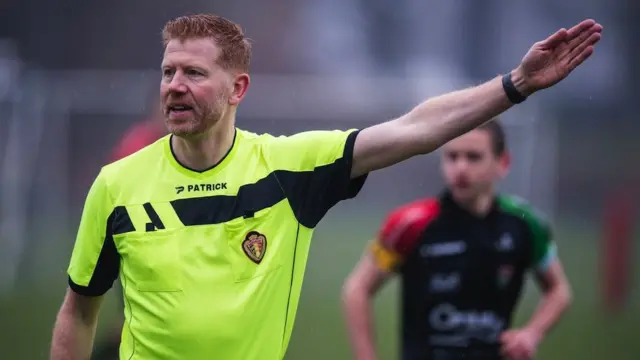 Frederik Imbo apita partida de futebol