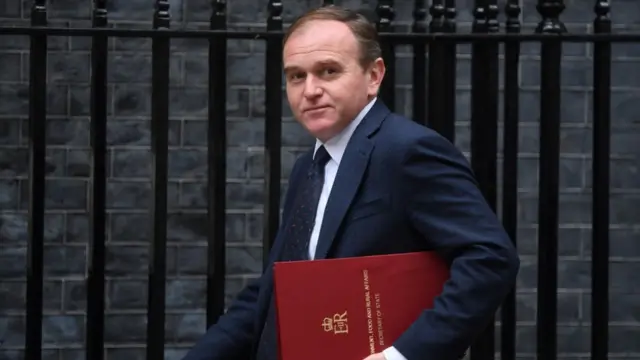 İngiltere Çevre Bakanı George Eustice, benzin istasyonlarındaki durumun sakinleşeceği görüşünde.