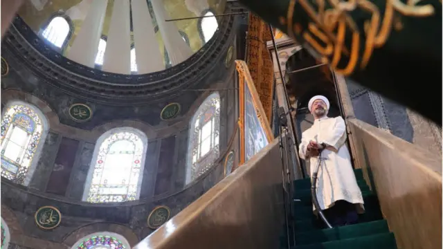 علي أرياش ملقياً أول خطبة جمعة في مسجد آيا صوفيا