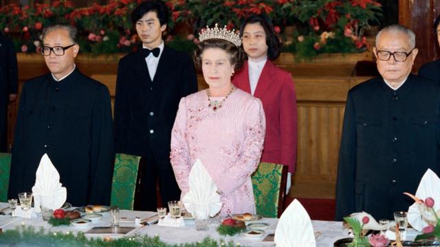 李先念（右）、赵紫阳（左）与伊丽莎白二世（中）在北京人民大会堂出席欢迎晚宴（13/10/1986）