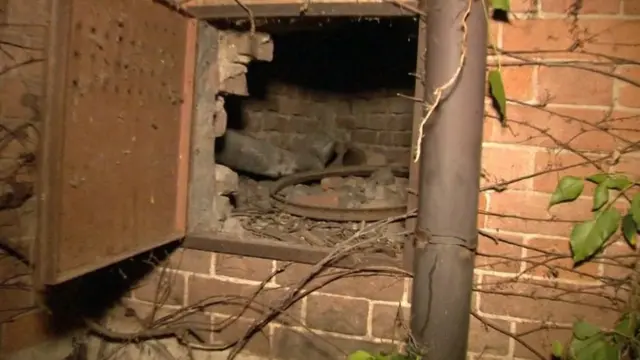 cavidade na parede onde a obra foi encontrada