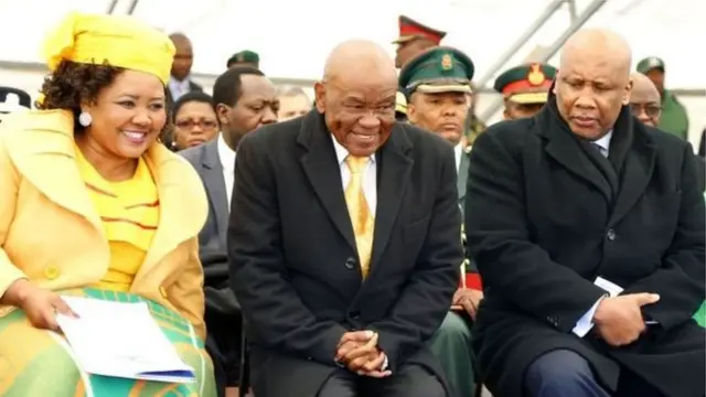 Praịm Mịnịsta Thomas Thabane (nọ n'etiti) na nwunye ya Maesaiah