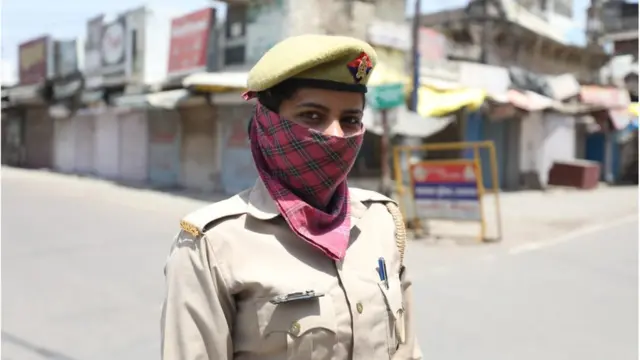 कोरोना महामारी के बीच पुलिसकर्मी