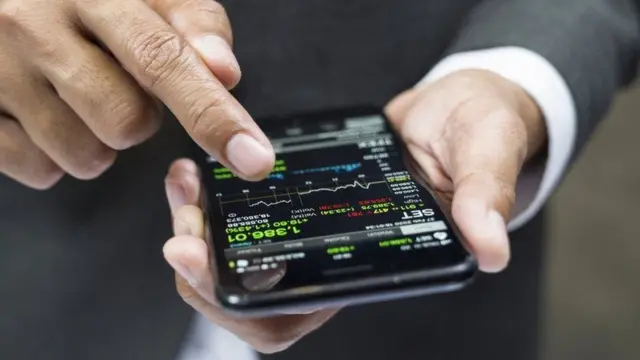 تعمل منصة بولي نتوروك من خلال تسهيل الحركة بين العديد من السجلات الخاصة بالعملات المختلفة