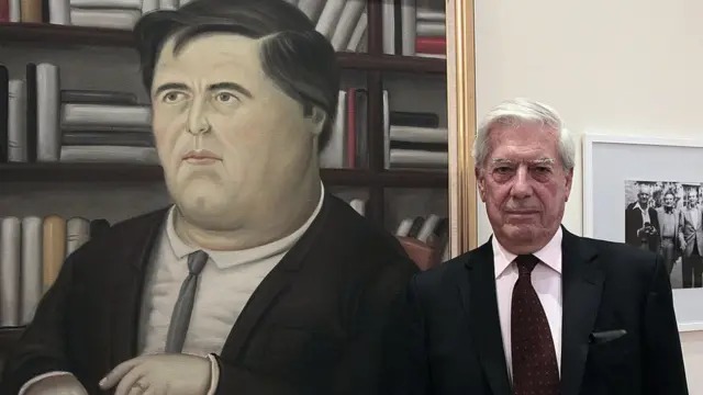 Mario Vargas Llosa observa un retrato suyo de Botero