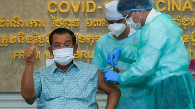 Thủ tướng Campuchia Hun Sen được tiêm vaccine của AstraZeneca hồi đầu tháng 3