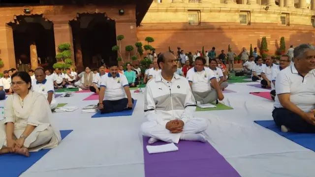 खासदारांची योगासनं