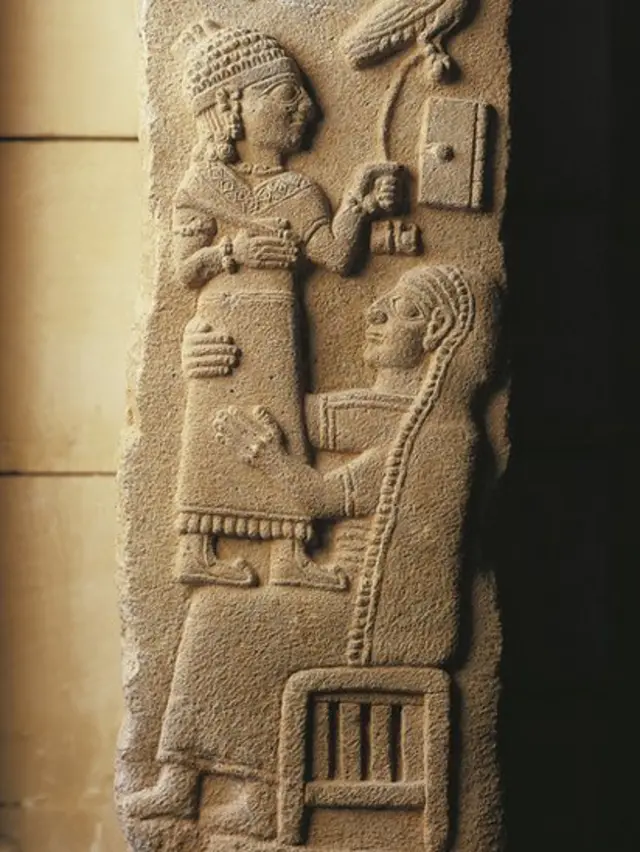 Estela de una madre hitita con su hijo