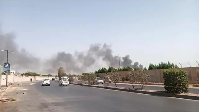 కరాచీ విమానాశ్రయం సమీపంలో విమానం కూలిన ప్రాంతంలో దట్టమైన పొగ