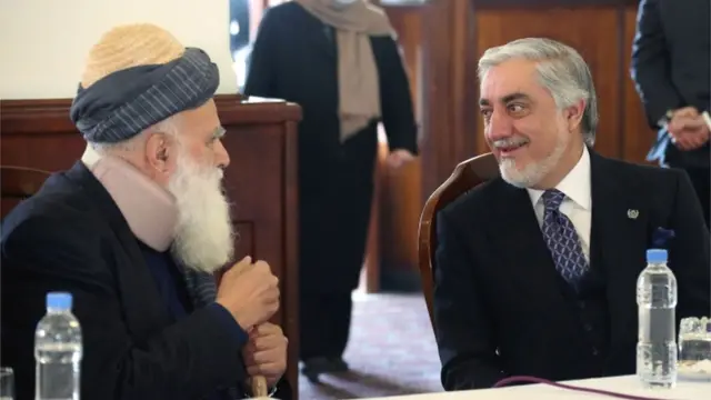 पूर्व जिहादी नेता अब्दुल रब रसूल सय्याफ़ (बाएं) और अफ़ग़ानिस्तान के सीईओ अब्दुल्ला अब्दुल्ला