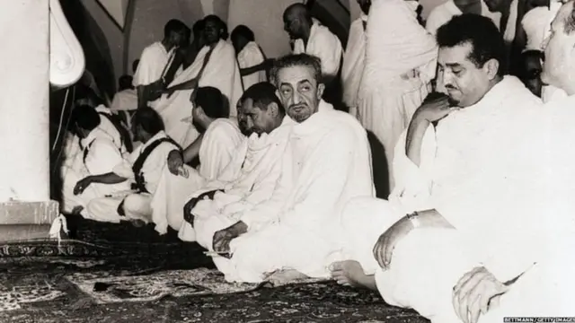 શાહ ફૈસલ મક્કામાં પોતાના ગૃહમંત્રી શાહ ફહદ અને અન્ય કૅબિનેટ મંત્રીઓ સાથે