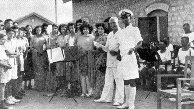 राष्ट्रगान की धुन का पहला अभ्यास जिसमें पाकिस्तानी नौसेना के बैंड और छात्रों ने भाग लिया, दाएं से दूसरे अहमद जी छागला