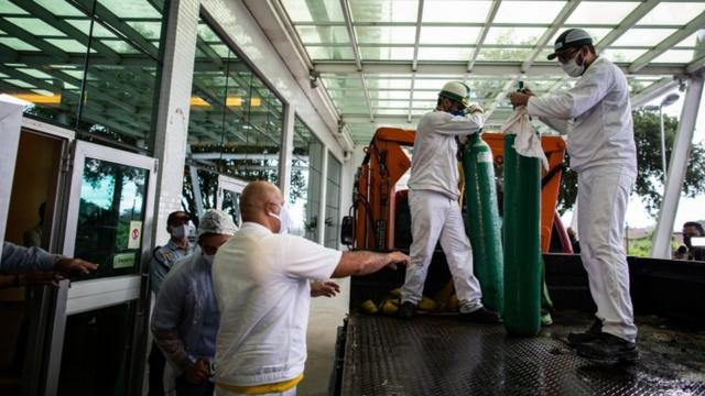Trabalhadores descarregam cilindros no hospital Getúlio Vargas,vaidebet iphoneManaus