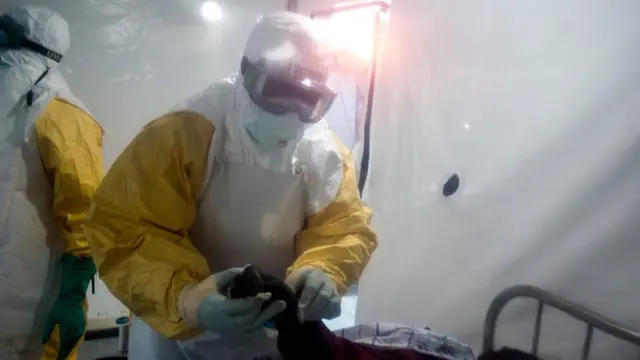 தாக்கும் கிளர்ச்சியாளர்கள், துரத்தும் 'இபோலா' : 200 பேர் பலி