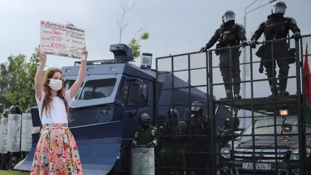 Девушка перед оцеплением