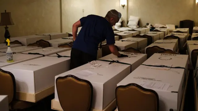 અમેરિકામાં મૃતદેહો સાથે કર્મચારી