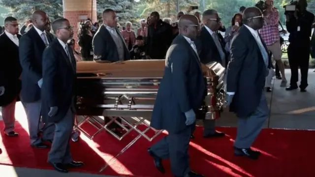 المطربة ستدفن في نعش مطلي بالذهب عيار 24 قيراط مصنوع من البرونز الصلب