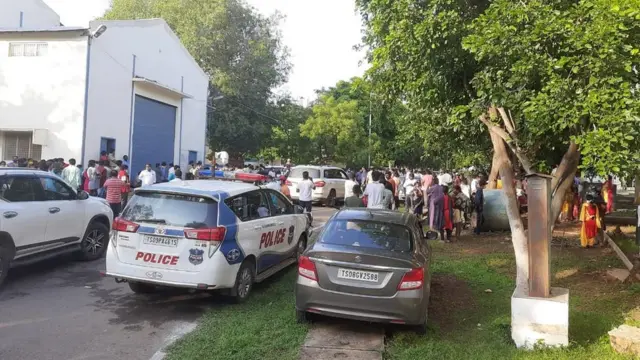 విద్యుత్కేంద్రం వద్ద చేరిన జనం