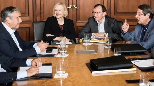 Mustafa Akıncı, Kasım ayında İsviçre'nin Mont Pelerin kasabasında Kıbrıslı Rumların lideri Nikos Anastasiadis ile bir araya gelmişti