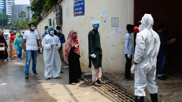 করোনাভাইরাস পরীক্ষার ফলাফল সময়মতো না আসায় অনেকের চিকিৎসা ব্যাহত হওয়া, এমনকি বিনা চিকিৎসায় মৃত্যুর খবরও পাওয়া গেছে