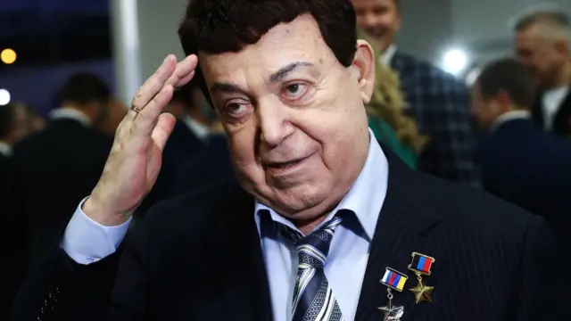 Иосиф Кобзон со звездой "Героя ДНР" (собрание по выдвижению Владимира Путина кандидатом в президенты на четвертый срок, 26 декабря 2017 года)