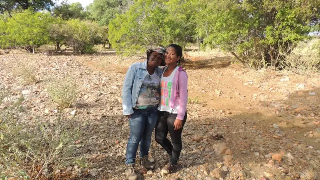 Lourdes Oliveira e a filha, Damilys, na fazenda Caraibeiras, na Bahia