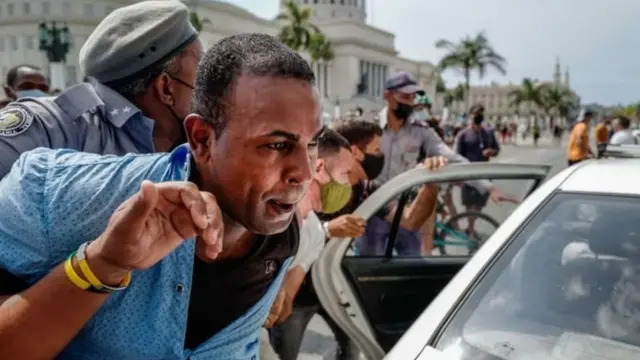 La police procède à plusieurs arrestations après les manifestations de dimanche