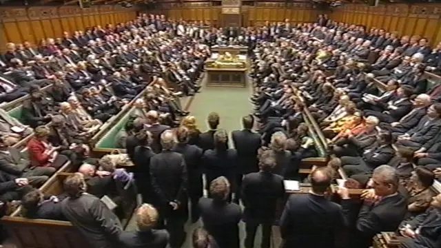 Kalabalık oturumlarda vekiller ayakta kalıyor