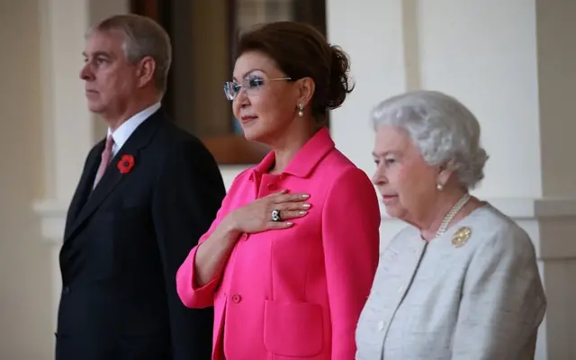 الملكة إليزابيث الثانية والأمير أندرو، دوق يورك تتوسطهما رئيسة وزراء كازاخستان داريغا نزارباييف