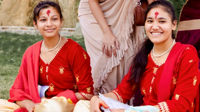 दुई महिला पण्डित दायाँबाट क्रमश: रुसा र सुनिता।