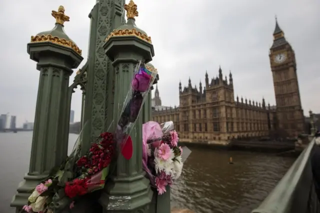 د چارشنبې په ورځ د برید د قربانیانو په یاد د وسټمنسټر پر پله د ګلانو ګېډۍ کېښودل شوې