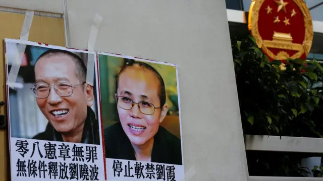 Unos afiches de la pareja