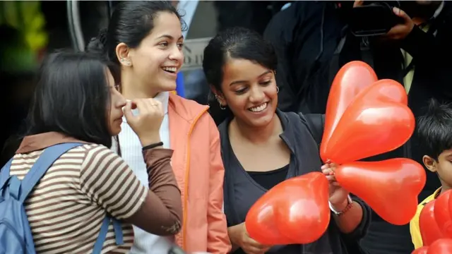 वैलेंटाइंस डे पर गुब्बारों के साथ लड़कियां