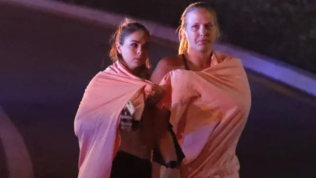 اثنتان من رواد الحانة في حالة صدمة