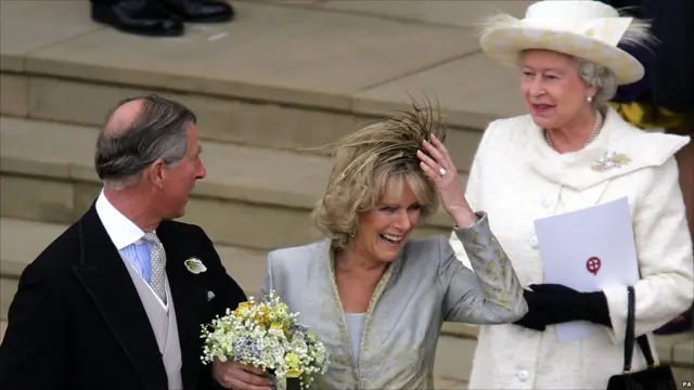 Şahzadə Charles və Camilla Parker-Bowles Vindzor qəsrindəki müqəddəs George kilsəsində