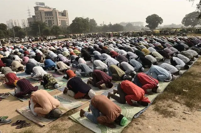 Umat Muslim beribadah di Gurgaon, India.