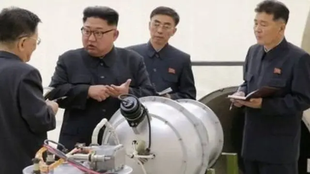 પરમાણુ બોમ્બનું નિરીક્ષણ કરતા કિમ જોંગ ઉન