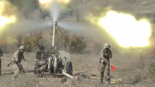 阿塞拜疆部队在纳戈尔诺—卡拉巴赫地区向当地部队发炮（阿塞拜疆国防部视频截屏20/10/2020）