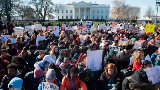 மாணவர்கள் வெளிநடப்பு