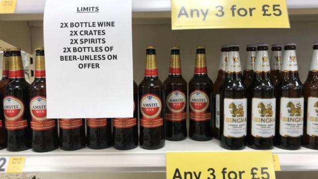 В магазинах многих стран также введены ограничения на продажу алкоголя (на фото - супермаркет в Британии)