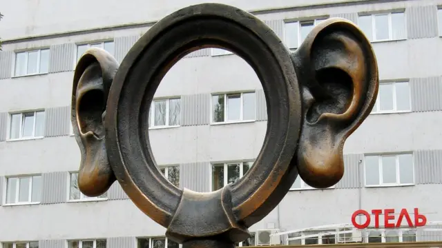 Памятный знак "Пермяк - соленые уши" на главном проспекте города