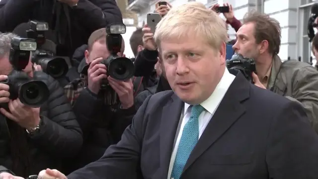 ロンドン北部の自宅外で報道陣を前にしたジョンソン市長