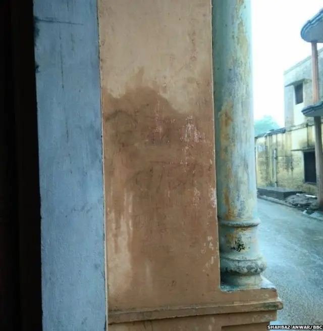 હવે પ્રવીણકુમારના ઘરની દીવાલ પરથી આતંકવાદી શબ્દ ભૂંસી નખાયો છે