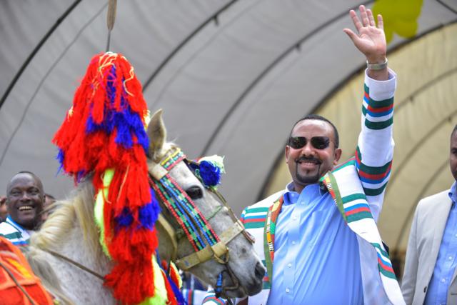آبي أحمد يتلقى حصانا هدية من ممثلي عرقية كافيتشو في 15 سبتمبر/أيلول 2019