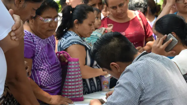 Habitantes de Juchitán frente a mesa donde se registran daños